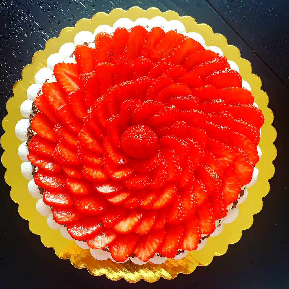 Cakish pavlova for communions — An elegant dessert for First Holy Communion celebrations in Ireland.