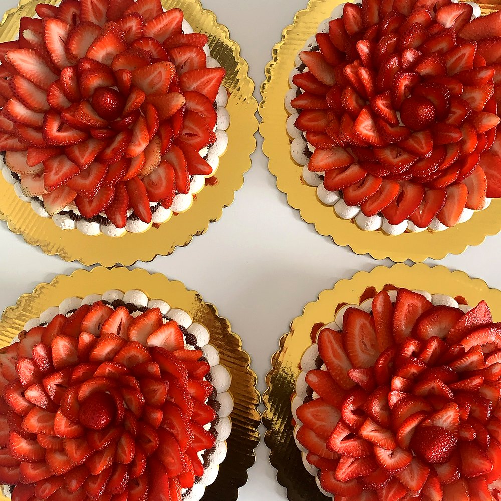 Cakish pavlova for gatherings — Perfect for dinner parties, family get-togethers, and elegant hosting.